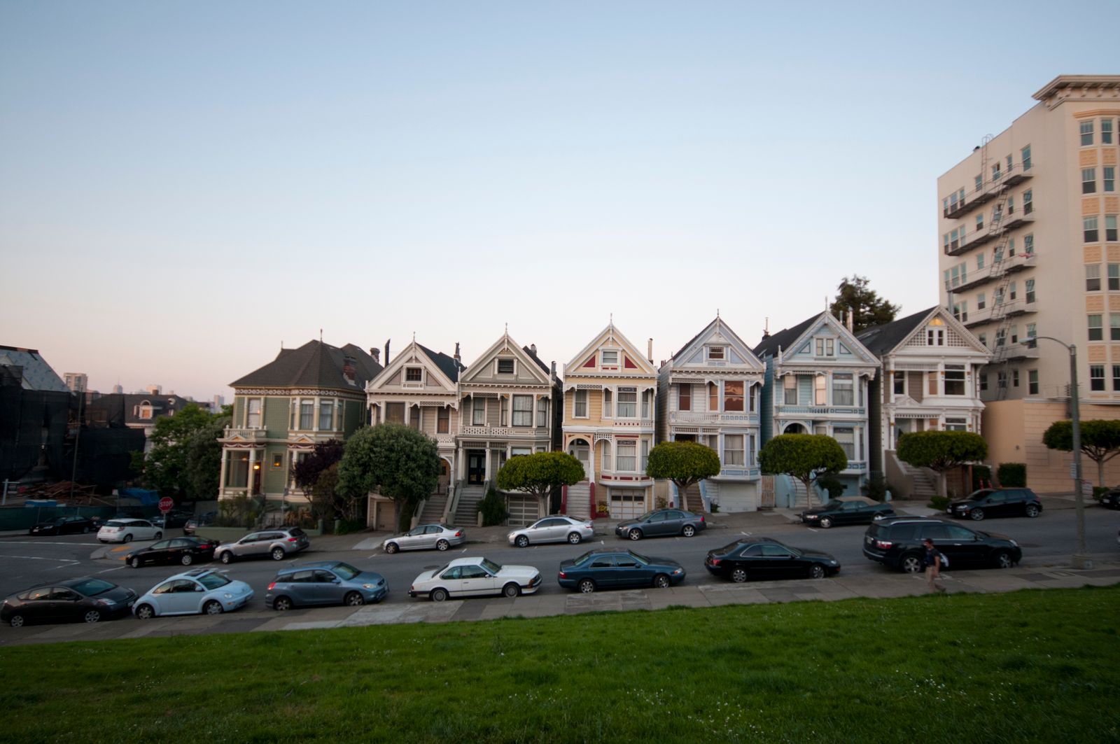 San Francisco’s Painted Ladies and city skyline